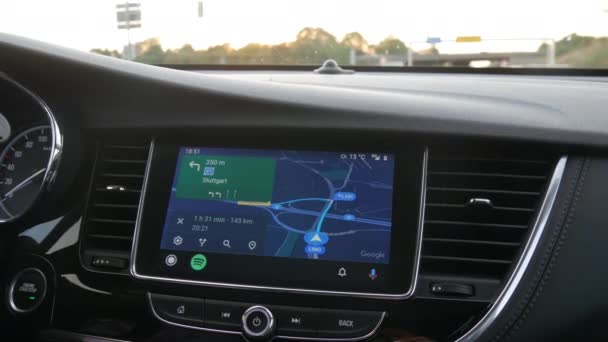 德国基尔 2022年10月3日 使用触摸屏显示器显示的欧宝 莫卡汽车内部视图 具有不同导航和信息应用的汽车仪表盘 谷歌地图 德语题词 — 图库视频影像