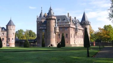 Utrecht 'teki Autumn Castle De Haar. Eski mimari turistik eğlence Hollanda tarihi evi. Hollanda 'nın en büyük şatosu. Kuipers tarafından Rothschild ailesi üyeleri için inşa edildi..
