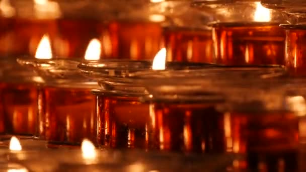 Een Groot Aantal Ronde Rode Brandende Kaarsen Die Mensen Kerk — Stockvideo