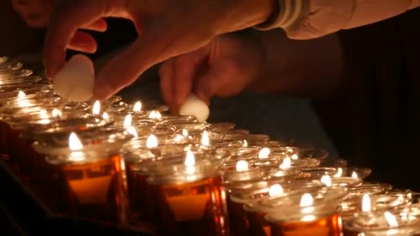 수많은 촛불을 사람들 교회에서 — 비디오