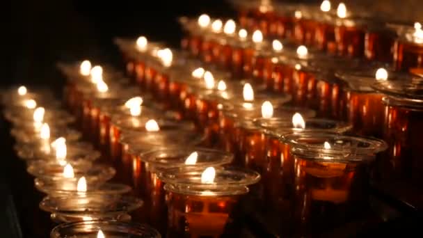 Een Groot Aantal Ronde Rode Brandende Kaarsen Die Mensen Kerk — Stockvideo