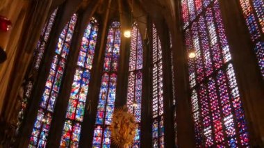 Aachen, Almanya - 10 Ekim 2022: Antik Aachen Katedrali 'nin mihrabının önündeki güzel, eski vitraylı pencereler.