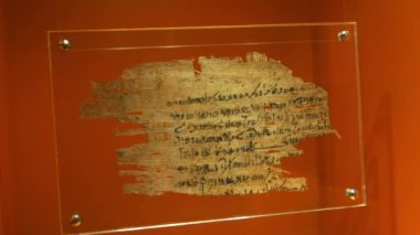 İsviçre, Basel - 15 Ekim 2022: Eski Mısır dilinde kağıt baskı ve yazma müzesinde antik papirüs parşömeni. Gerçek antik metin