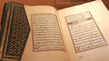 İsviçre, Basel - 15 Ekim 2022: Yazı ve baskı kağıtları müzesinde antik türde bir ortaçağ kitabı ile metin. Arapça metin.