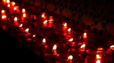 Katolik kilisesinde yanan kırmızı mumlar..