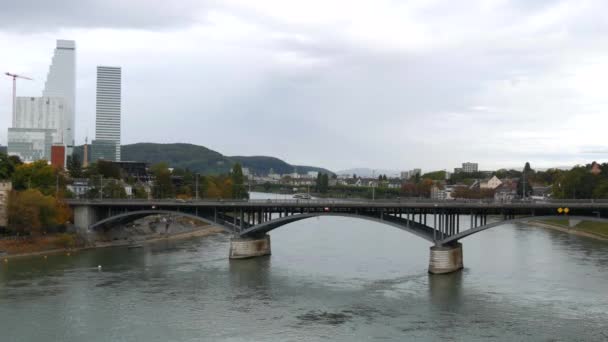 瑞士巴塞尔 2022年10月15日 莱茵河上的堤岸桥 城市的历史部分 现代摩天大楼旁边的老房子 — 图库视频影像
