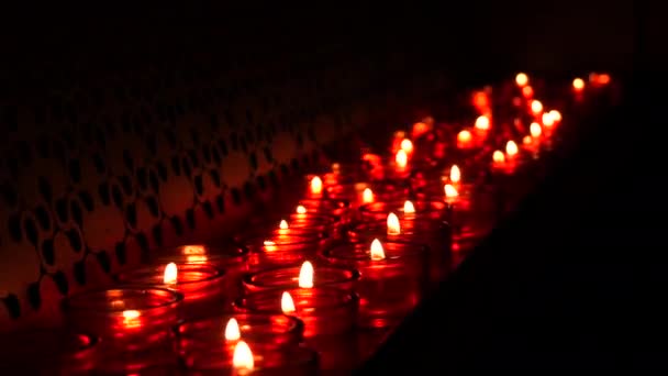Égő Vörös Gyertyák Lángjai Egymás Után Egy Katolikus Templomban — Stock videók