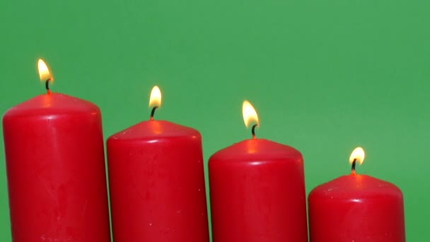 Πυκνά Κόκκινα Χριστουγεννιάτικα Κεριά Πράσινο Χρωματικό Φόντο Φλόγα Του Κεριού — Αρχείο Βίντεο