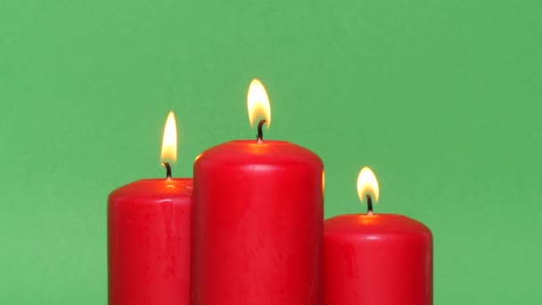 Velas Gruesas Navidad Rojas Sobre Fondo Croma Verde Llama Vela — Vídeo de stock