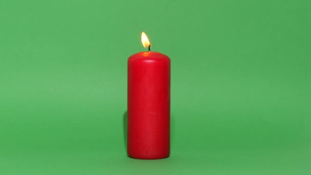 浓密的红色圣诞烛光点缀在绿色色调的背景上 蜡烛的火焰燃烧着跳舞 — 图库视频影像
