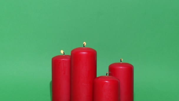 Dikke Rode Kerstkaarsen Een Groene Chroma Key Achtergrond Kaars Vlam — Stockvideo