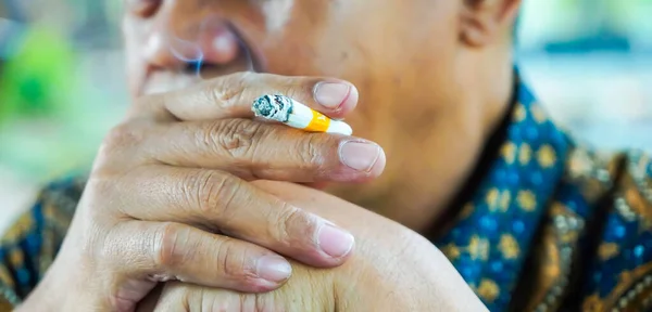 ジャカルタ2021年3月21日老人の手を閉じます選択的焦点でタバコを保持 — ストック写真