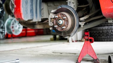 Seçici odak noktasında kırmızı bir araba değiştiriliyor