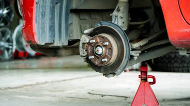 Seçici odak noktasında kırmızı bir araba değiştiriliyor