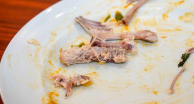 Jakarta 17 Ağustos 2021, Akşam yemeğinden sonra çöplerle dolu Tabak Manzarası