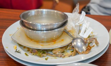 Jakarta 17 Ağustos 2021, Akşam yemeğinden sonra çöplerle dolu Tabak Manzarası