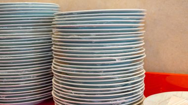 Sterilize edilmiş plastikle sarılı boş yuvarlak yemek tabağı seçici odak noktasında.