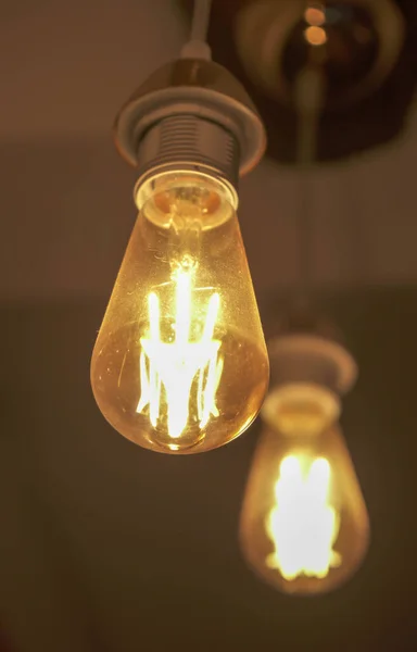 Belle Ampoule Vintage Luxe Suspendue Décor Lumineux Dans Obscurité Style — Photo