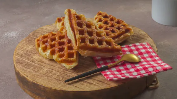 Stack Croissant Waffle Nebo Croffle Sloužil Kulatém Dřevěném Povrchu Desky — Stock fotografie