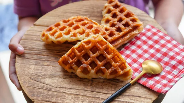 Stack Croissant Waffle Nebo Croffle Sloužil Kulatém Dřevěném Povrchu Desky — Stock fotografie