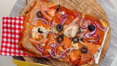 Seçici odaklı mozarella ile özgün İtalyan ince lezzetli pizzası.