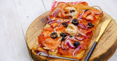 Seçici odaklı mozarella ile özgün İtalyan ince lezzetli pizzası.
