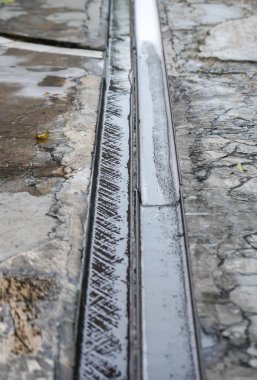 Seçici odak noktasında küçük su kanalı