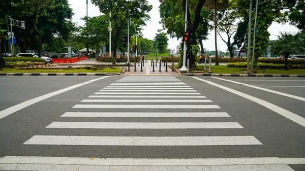ジャカルタインドネシア2022年1月4日近代的な公共施設とジャカルタ中心部の主要道路でゼブラクロス — ストック写真