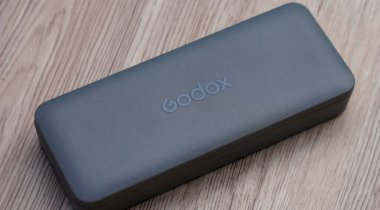 Jakarta, Endonezya - 17 Ocak 2022: Godox 'dan bir kablosuz mikrofon sistemi, herhangi bir cihazla bağlantılı olabilir