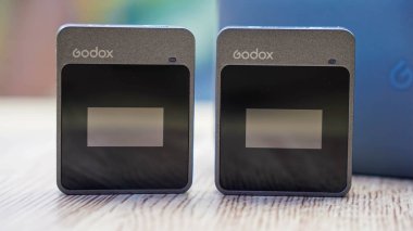 Jakarta, Endonezya - 17 Ocak 2022: Godox 'dan bir kablosuz mikrofon sistemi, herhangi bir cihazla bağlantılı olabilir