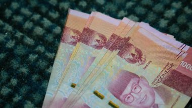 Cakarta, Endonezya 10 Mart 2022 Endonezya rupia banknotları 100 bin dinar arkaplan izole