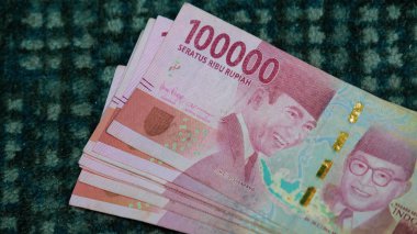 Cakarta, Endonezya 10 Mart 2022 Endonezya rupia banknotları 100 bin dinar arkaplan izole