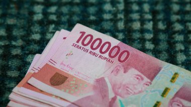 Cakarta, Endonezya 10 Mart 2022 Endonezya rupia banknotları 100 bin dinar arkaplan izole