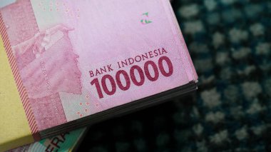 Cakarta, Endonezya 10 Mart 2022 Endonezya rupia banknotları 100 bin dinar arkaplan izole