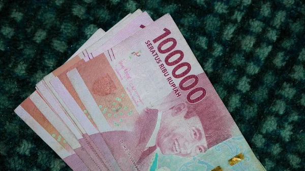 Cakarta, Endonezya 10 Mart 2022 Endonezya rupia banknotları 100 bin dinar arkaplan izole