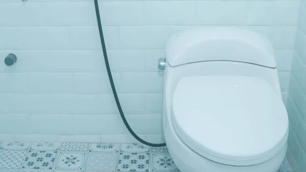 Белый Туалет Закрытой Крышкой Ванной Комнате — стоковое фото