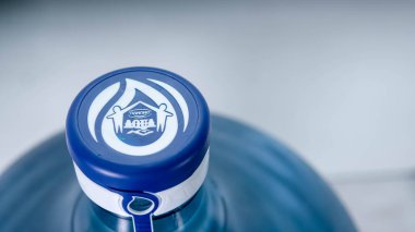 Jakarta, Endonezya, 2022-05-14, seçici odak noktasında galonlarca su maden suyu markasının zihin bölümü