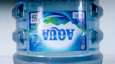 Jakarta, Endonezya, 2022-05-14, seçici odak noktasında galonlarca su maden suyu markasının zihin bölümü