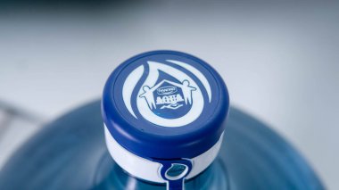 Jakarta, Endonezya, 2022-05-14, seçici odak noktasında galonlarca su maden suyu markasının zihin bölümü