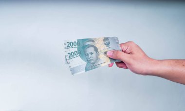 Zihin Bölümü Man Hand Endonezya 'ya seçici odak olarak 2000 Rupi verdi