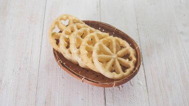 Kembang Goyang ya da sallanan çiçek, Endonezya 'nın tipik ev yapımı, çiçek şeklinde kızarmış atıştırmalık ve tipik Betawi çerezi.