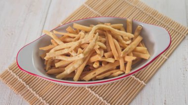 Stik keju veya peynirli kraker un, peynir ve yumurtadan yapılır.