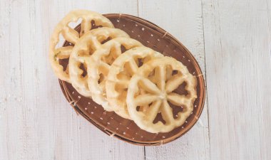 Kembang Goyang ya da sallanan çiçek, Endonezya 'nın tipik ev yapımı, çiçek şeklinde kızarmış atıştırmalık ve tipik Betawi çerezi.