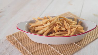 Stik keju veya peynirli kraker un, peynir ve yumurtadan yapılır.