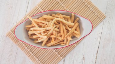 Stik keju veya peynirli kraker un, peynir ve yumurtadan yapılır.