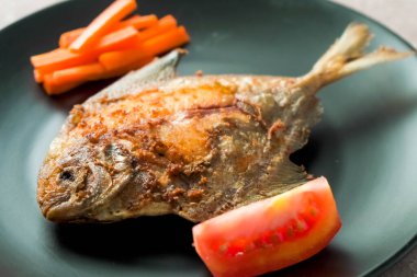 Pomfret balığı ya da Ikan Bawal, iyi pişmiş ya da kızartılmış.