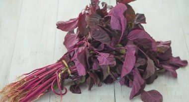 beyaz zemin üzerine kırmızı ıspanak