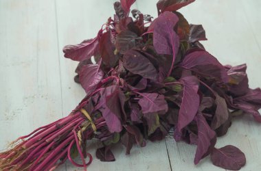 beyaz zemin üzerine kırmızı ıspanak