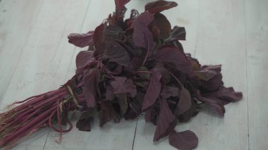 beyaz zemin üzerine kırmızı ıspanak