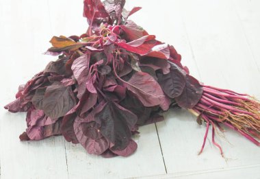 beyaz zemin üzerine kırmızı ıspanak